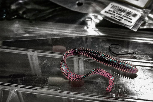 Load image into Gallery viewer, Zipper Drop Shot Curly Shaker

